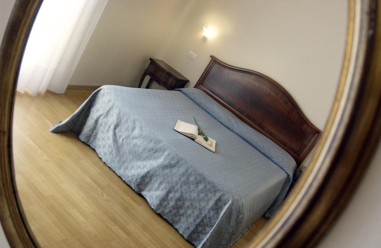 Hotel Belvedere Torri Del Benaco Rum bild